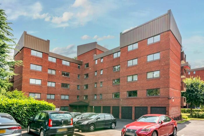 2 Bedroom Flat For Sale In Spencer Close, Finchley, N3