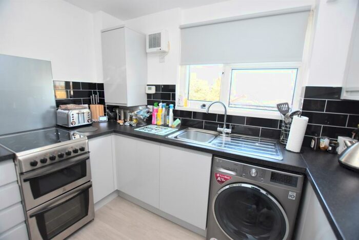 1 Bedroom Flat To Rent In Shrublands Avenue Croydon, CR0