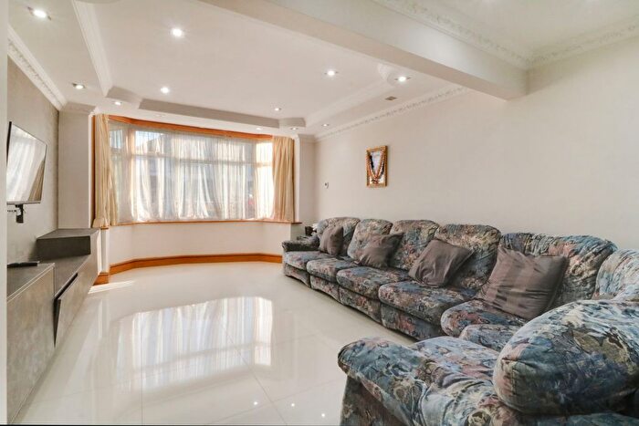 4 Bedroom Terraced House To Rent In Princes Avenue, Kingsbury, NW9