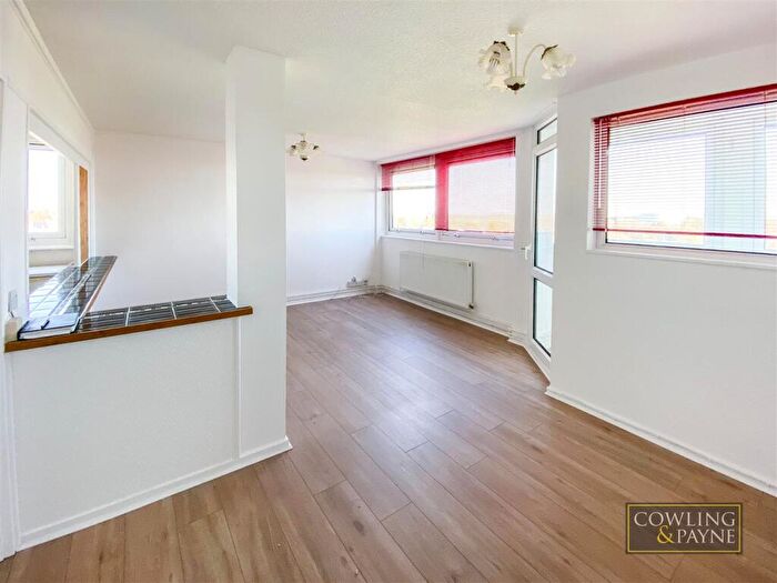 2 Bedroom Flat To Rent In Temple Court, Pantile Avenue, Southend On Sea, SS2