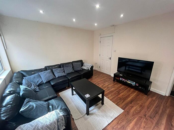 5 Bedroom Terraced House To Rent In Manor Drive, Hyde Park, Leeds, LS6
