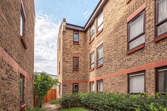 2 Bedroom Flat To Rent In Wedmore Gardens, Archway, London, N19