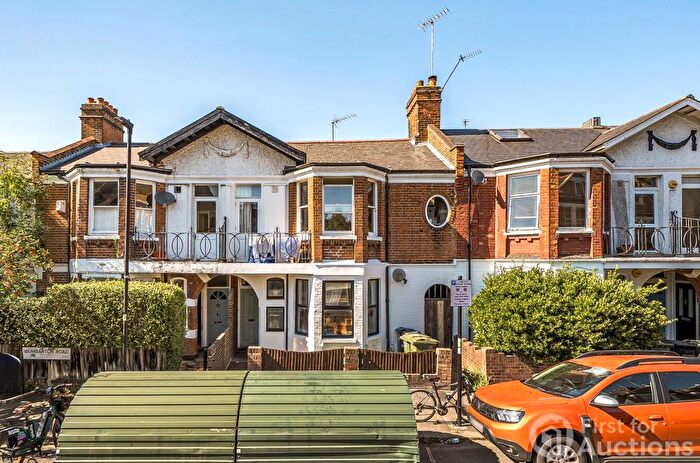 3 Bedroom Flat For Sale In Dumbarton Road, London, SW2