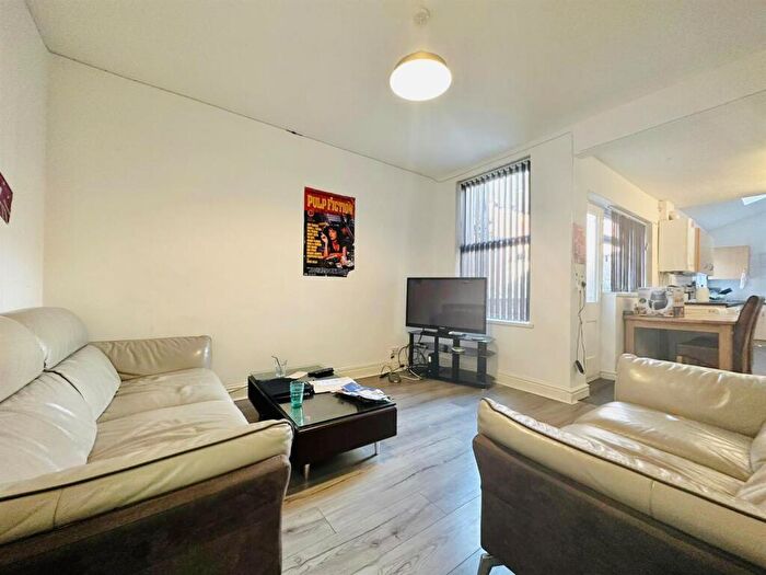 6 Bedroom House To Rent In Teversal Avenue, Nottingham, NG7