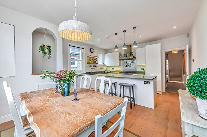 4 Bedroom Flat For Sale In Quinton Street, Earlsfield, London, SW18