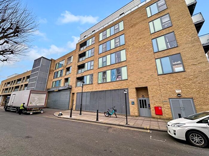 3 Bedroom Flat To Rent In Cardigan Road, London, E3