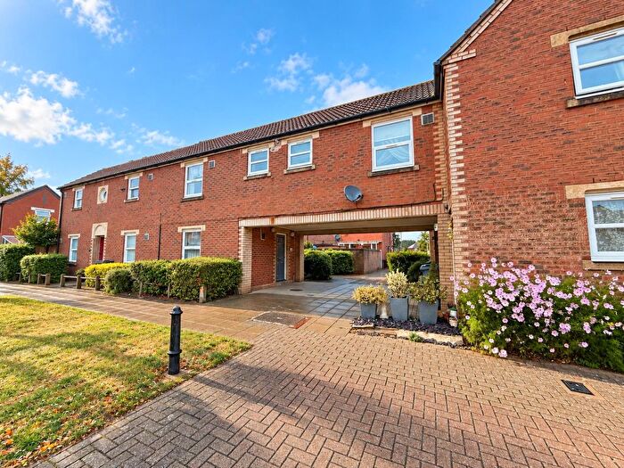 2 Bedroom Maisonette For Sale In Sledmere Court, Feltham, TW14