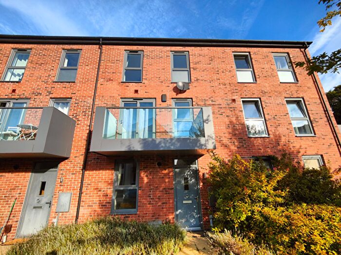 2 Bedroom Detached House To Rent In Finchdale Close, Wakefield, West Yorkshire, Uk, WF1