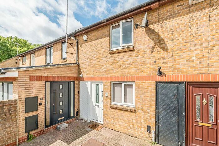 2 Bedroom Property To Rent In Vinegar Street, Wapping, E1W