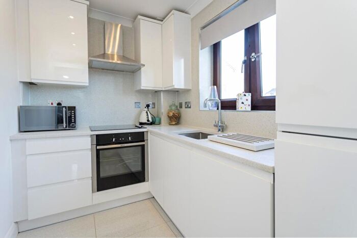 2 Bedroom Flat To Rent In Cedar Close, Buckhurst Hill, IG9