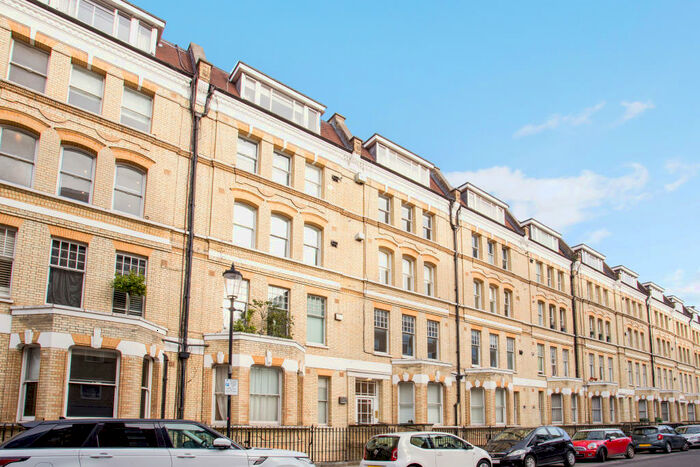 3 Bedroom Flat To Rent In Elm Park Gardens, Chelsea, SW10