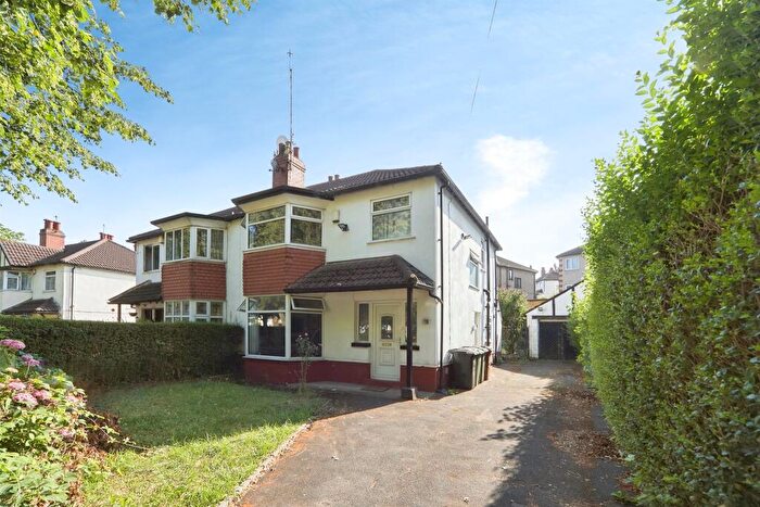3 Bedroom Semi-Detached House For Sale In Gledhow Valley Road, Leeds, LS8