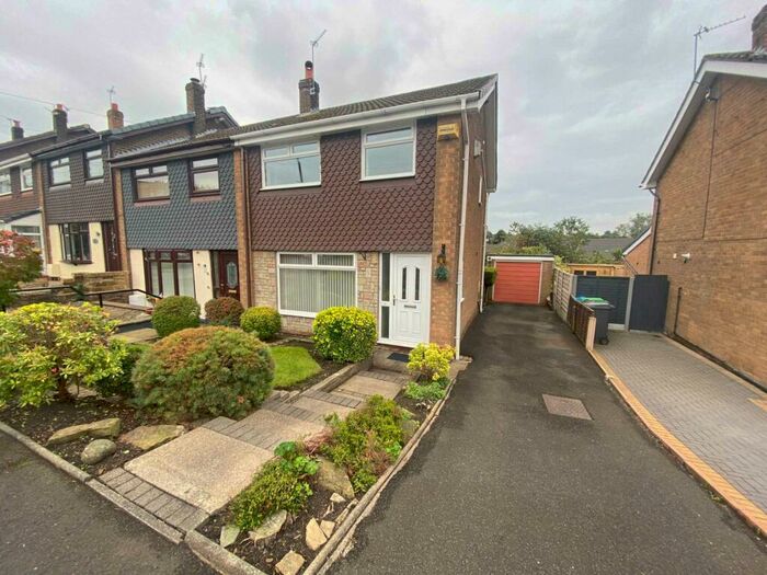 3 Bedroom Town House To Rent In Mendip Close, Royton, OL2