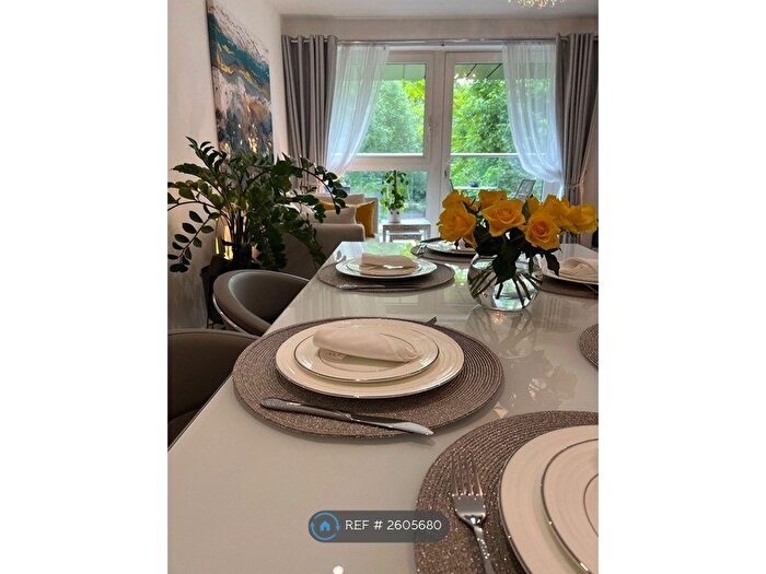 3 Bedroom Flat To Rent In London, London, SE8