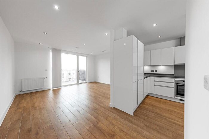 2 Bedroom Apartment To Rent In Bolinder Way, London, E3