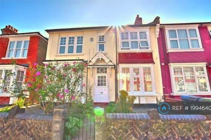 2 Bedroom Flat To Rent In Palmers Green, London, N13