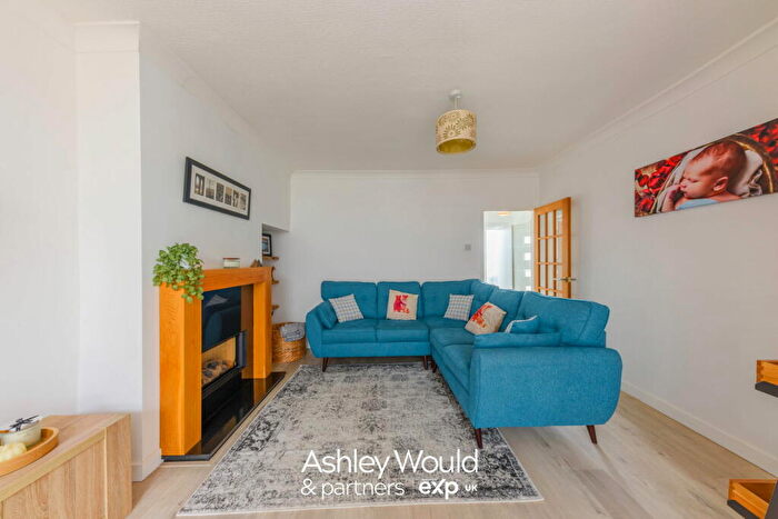 3 Bedroom Semi-Detached House For Sale In Shenstone Valley Road, Halesowen, B62