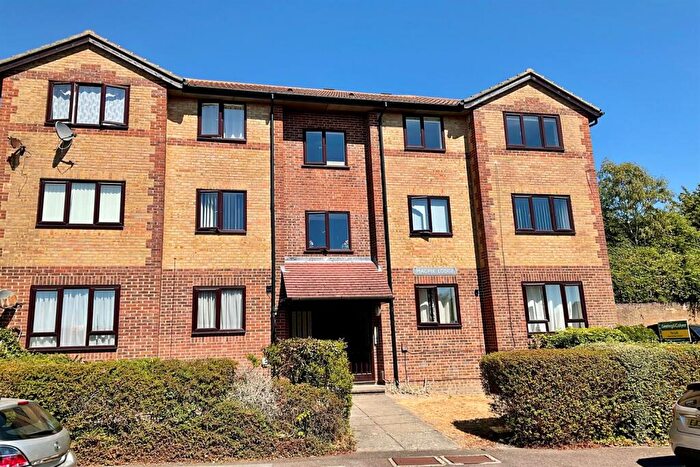 1 Bedroom Flat For Sale In Magpie Lodge, Mayfield Avenue, Dover, CT16
