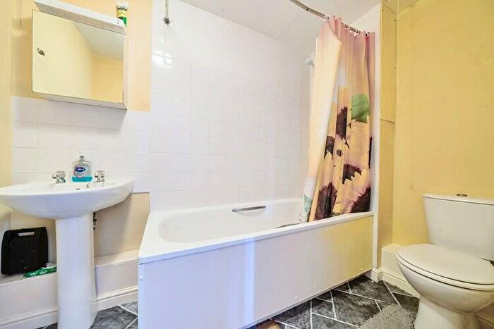 2 Bedroom Flat For Sale In Kingsoak House, Woking, Surrey, GU21