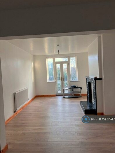 3 Bedroom Semi-Detached House To Rent In Doncaster Road, Rotherham, S65