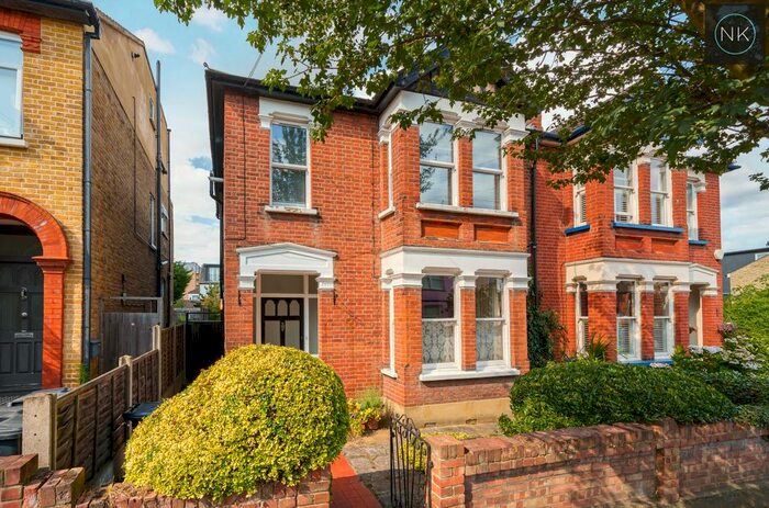 2 Bedroom Flat To Rent In Eastwood Road, South Woodford, London, E18