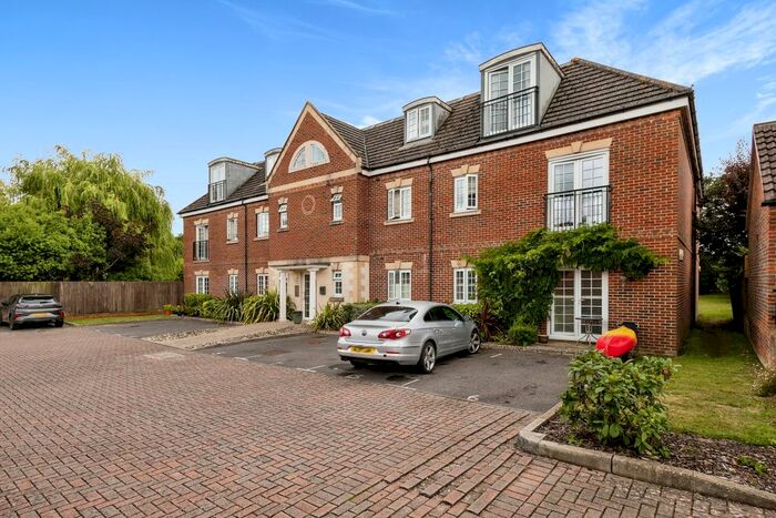 2 Bedroom Flat To Rent In Wolfe Close, Chichester, PO19