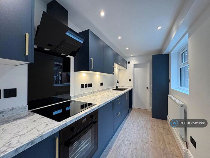 2 Bedroom Terraced House To Rent In Lyndhurst Road, Nottingham, NG2