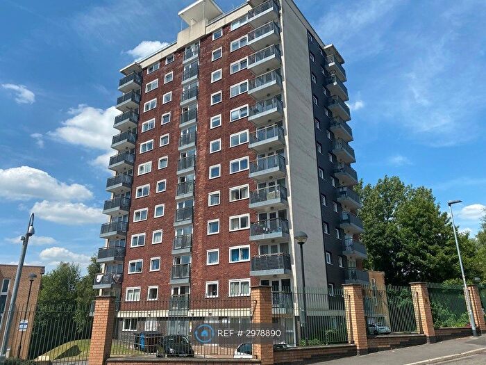 2 Bedroom Flat To Rent In Lakeside Rise, Manchester, M9