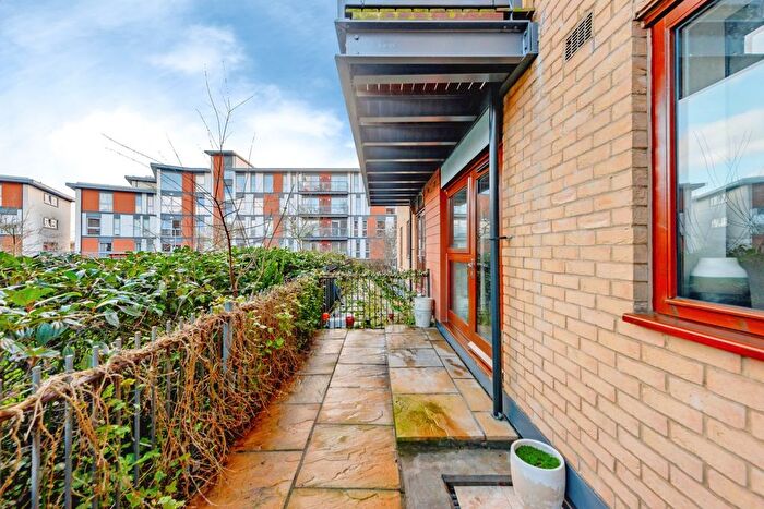 2 Bedroom Flat For Sale In Commonwealth Drive, Crawley, RH10