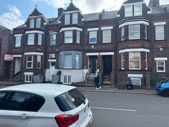 2 Bedroom Flat To Rent In Castle Street, Luton, Bedfordshire, LU1
