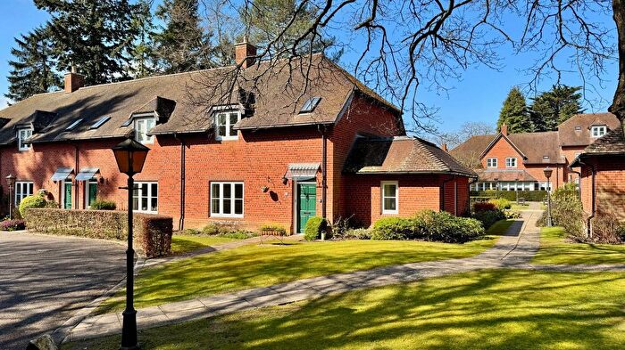 3 Bedroom End Of Terrace House For Sale In Badsworth Gardens, Newbury, RG14