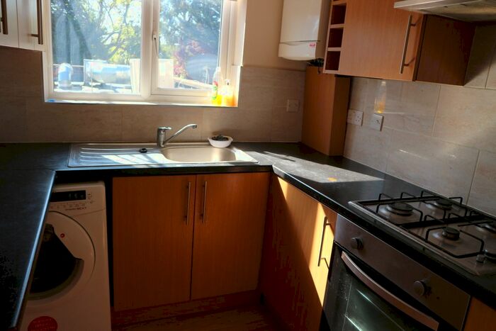 2 Bedroom Flat To Rent In Drayton Waye, Kenton, HA3