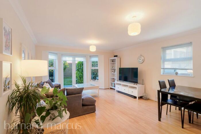 2 Bedroom Flat To Rent In Clarence Mews, Balham, SW12