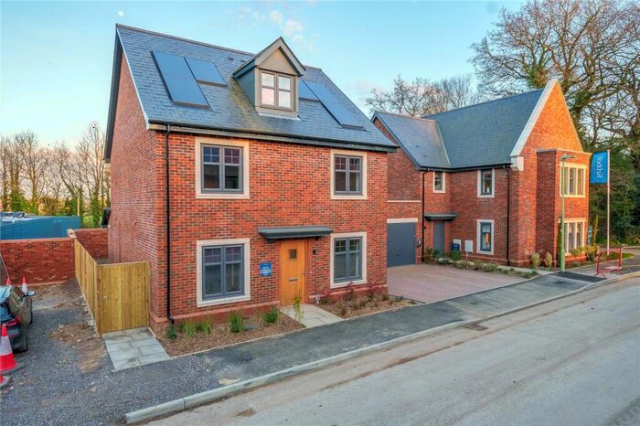 4 Bedroom Detached House For Sale In Brookwood Road, Petersfield, Hampshire, GU31