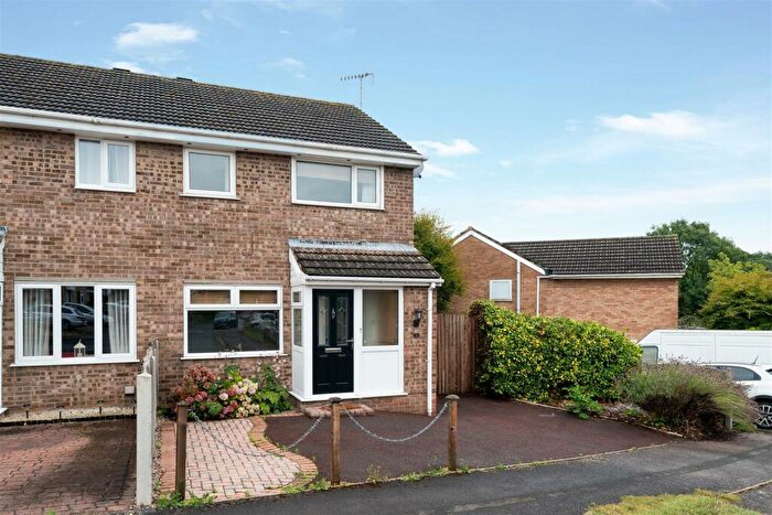 3 Bedroom Semi-Detached House To Rent In Elkstone Road, Chesterfield, S40