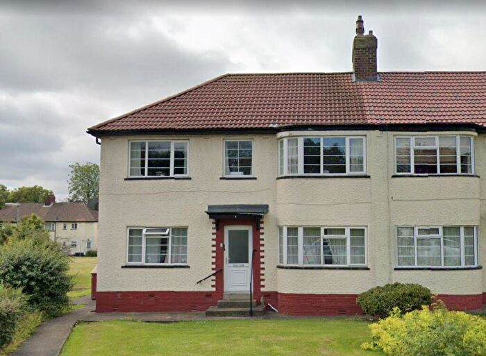 2 Bedroom Flat To Rent In Redesdale Gardens, Leeds, Uk, LS16