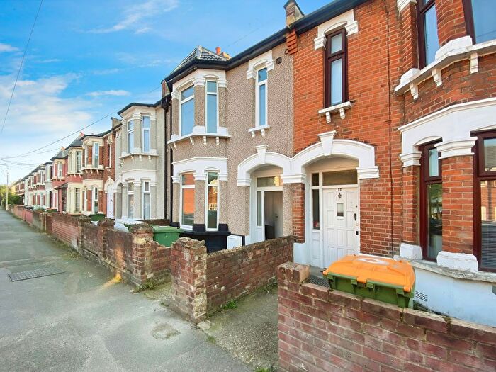 2 Bedroom Flat To Rent In Barrington Road, Manor Park, E12