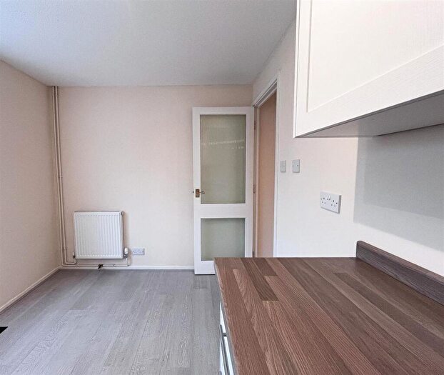 2 Bedroom End Of Terrace House To Rent In Weavers Close, Burgess Hill, RH15