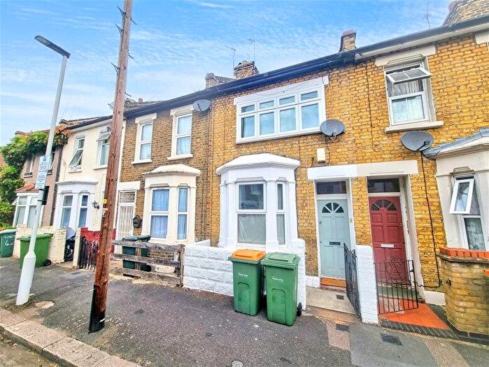 2 Bedroom House To Rent In White Road, Stratford, E15