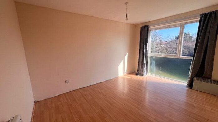 2 Bedroom Flat To Rent In Dellow Close, Ilford, IG2