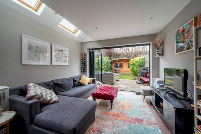 3 Bedroom Flat To Rent In Earlsfield Road, Earlsfield, London, SW18