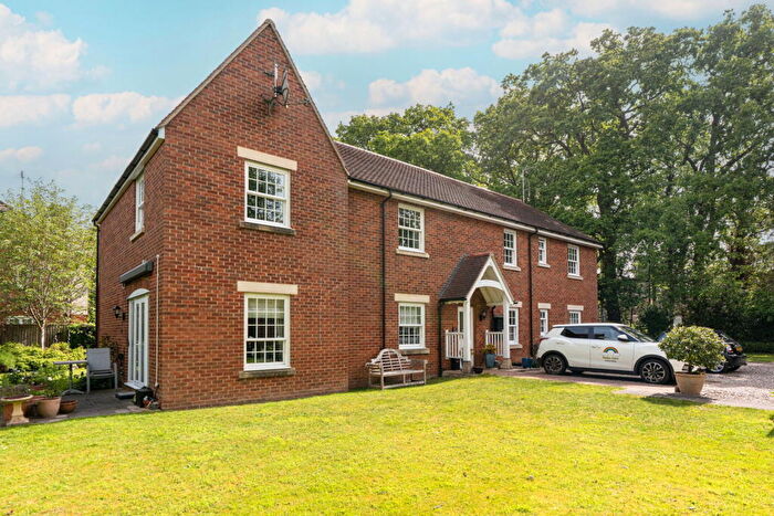 2 Bedroom Flat For Sale In Wood Green, Woodcote, Reading, RG8