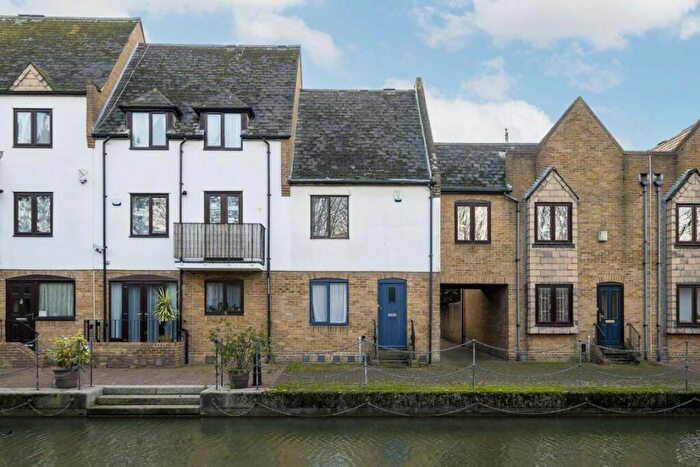 2 Bedroom Flat To Rent In Waterman Way, Wapping, E1W