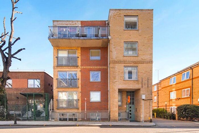 2 Bedroom Flat To Rent In Globe Road, Stepney Green, London, E1