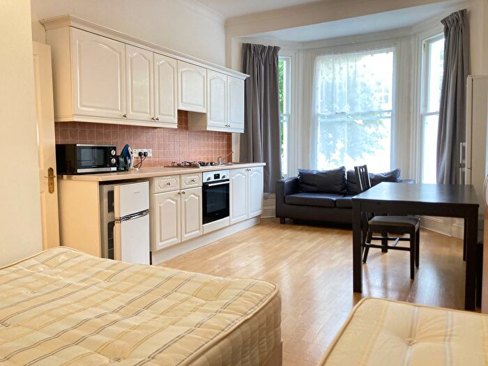 Studio To Rent In Very Near Windsor Road Area, Ealing Broadway Area, W5