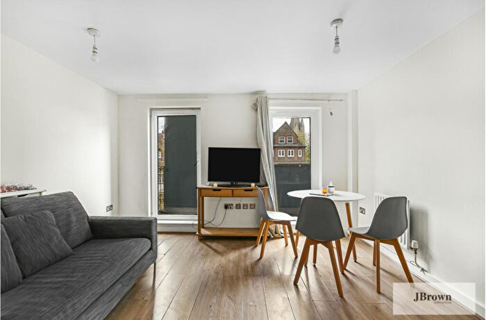 2 Bedroom Flat To Rent In Wisteria Apartments, - Chatham Place, London, E9