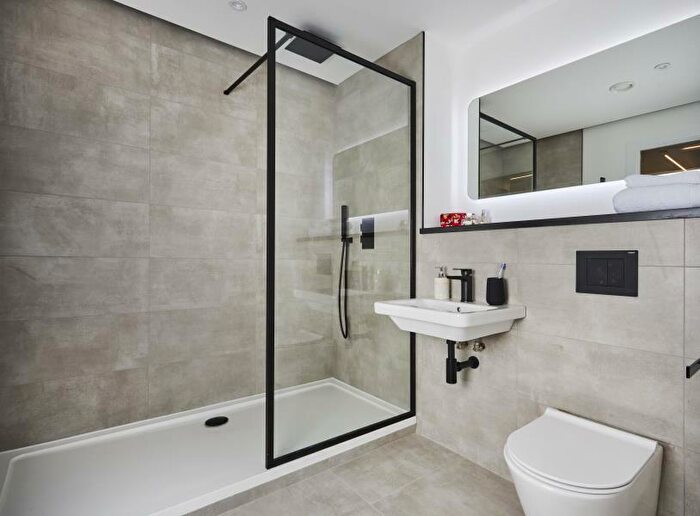 2 Bedroom Apartment To Rent In Apt . :: One Silk St, M4