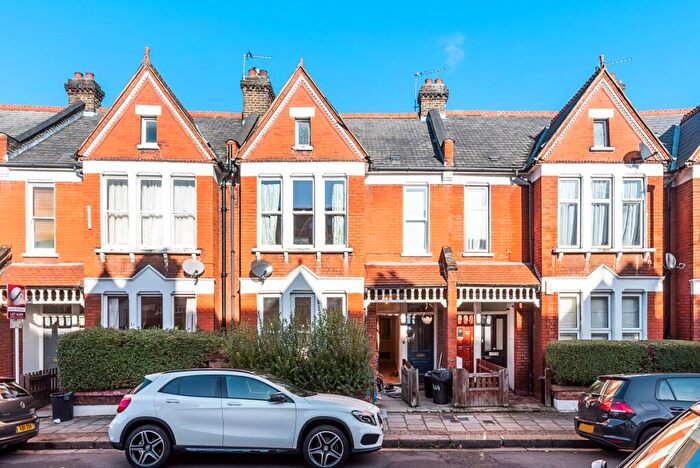 3 Bedroom Flat To Rent In Yukon Road London, SW12