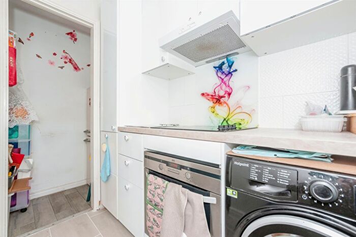 1 Bedroom End Of Terrace House For Sale In Banner Close, Purfleet, RM19