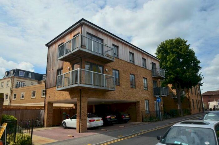 1 Bedroom Flat To Rent In Chelsea Court, A The Parade, Epsom, KT18